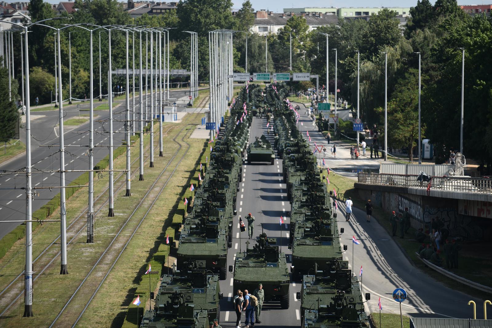 Zagreb: Pogled na Držićevu i kolonu vojnih vozila spremnu za početak mimohoda