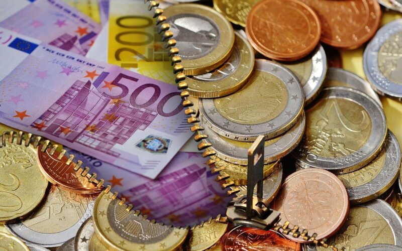 Banke v evroobmočju zaostrile pogoje kreditiranja potrošnikov, podjetja pričakujejo okrepitev povpraševanja