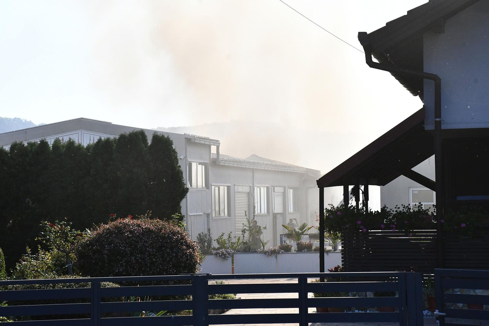 Buk: Izbio požar u proizvodnim halama tvrtke Windor