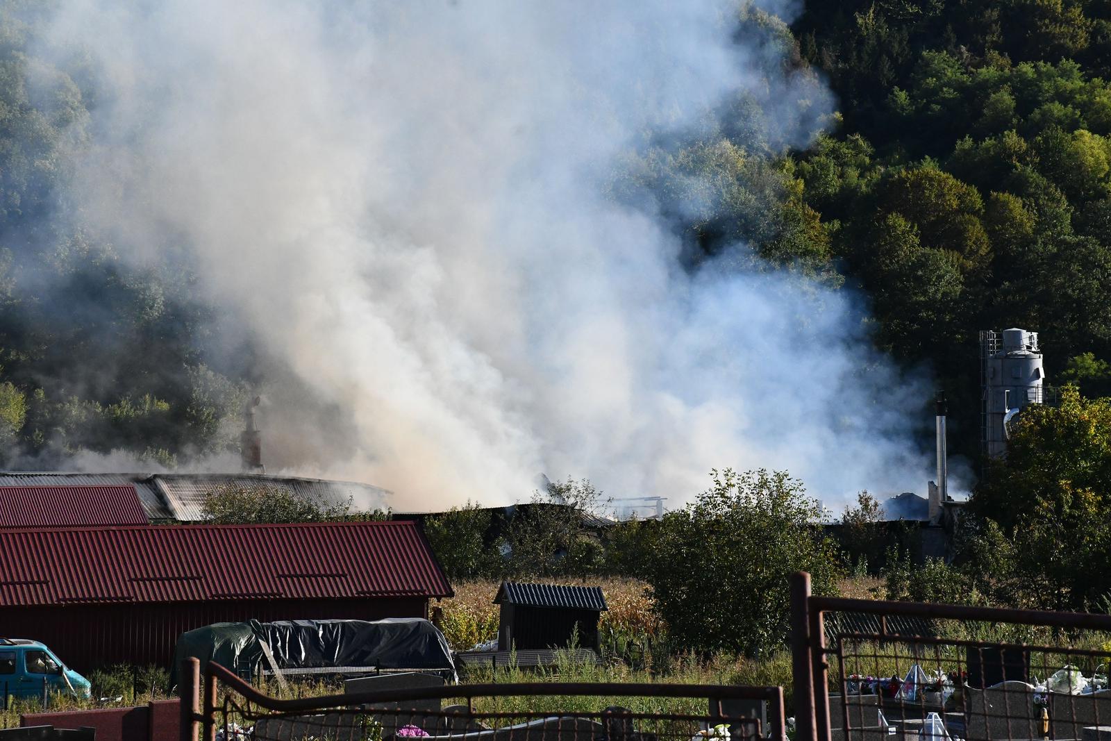 Buk: Izbio požar u proizvodnim halama tvrtke Windor