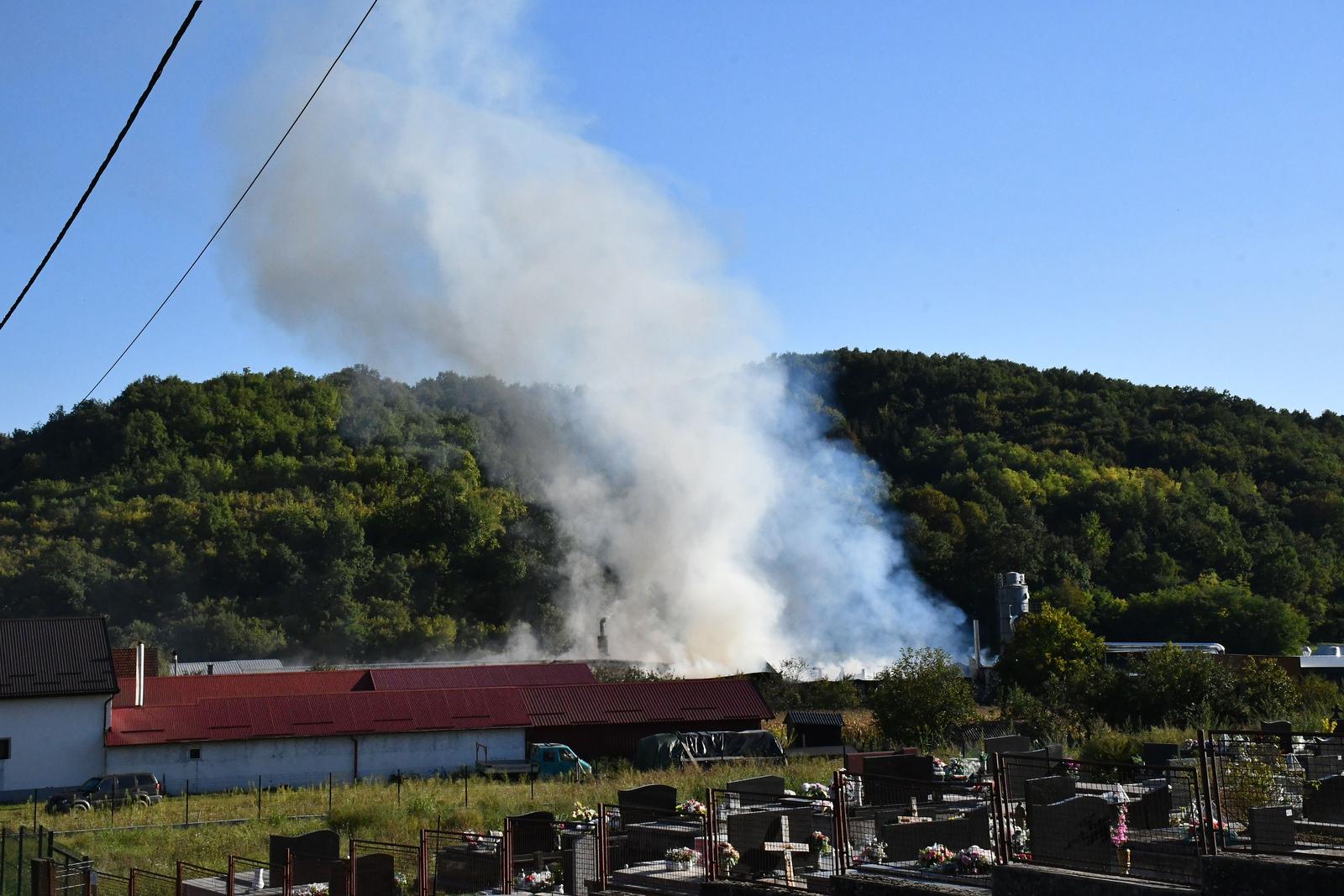 Buk: Izbio požar u proizvodnim halama tvrtke Windor