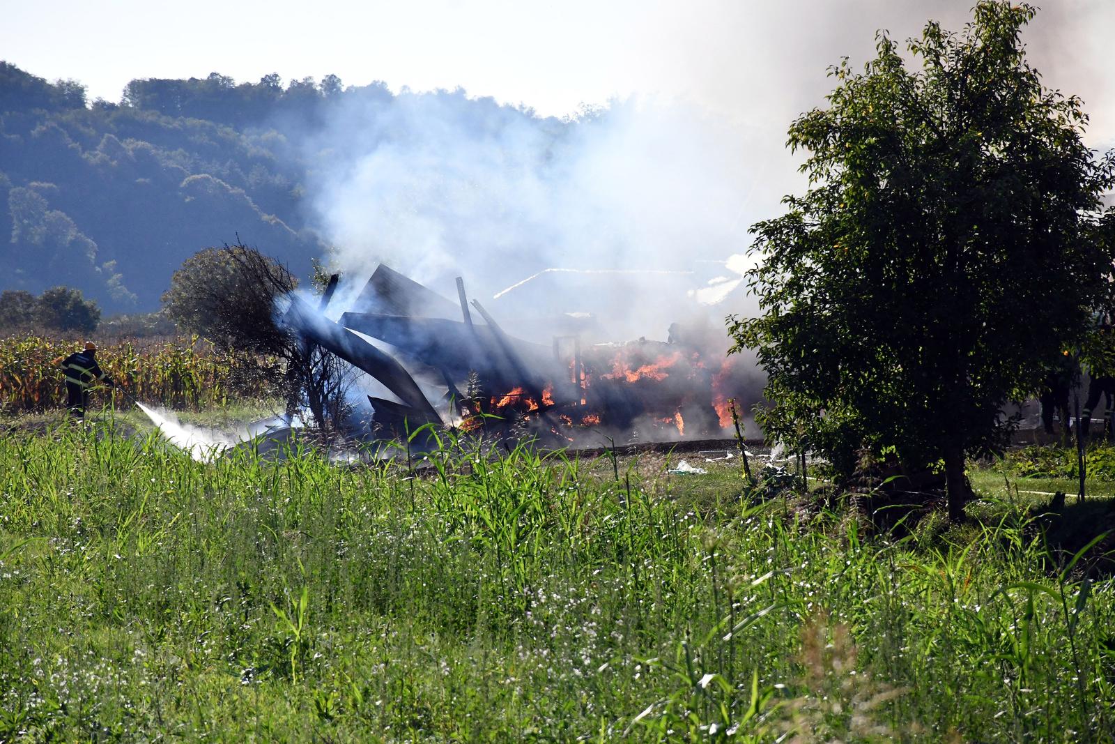 Buk: Izbio požar u proizvodnim halama tvrtke Windor
