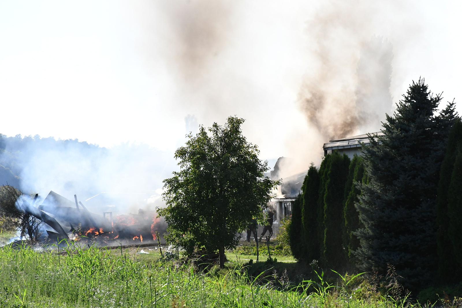 Buk: Izbio požar u proizvodnim halama tvrtke Windor