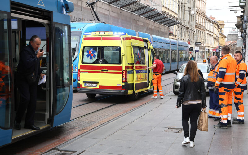 Protest zdravstvenih delavcev: zahtevajo beneficiran delovni staž in zamenjavo vodje Zavoda za urgentno medicino