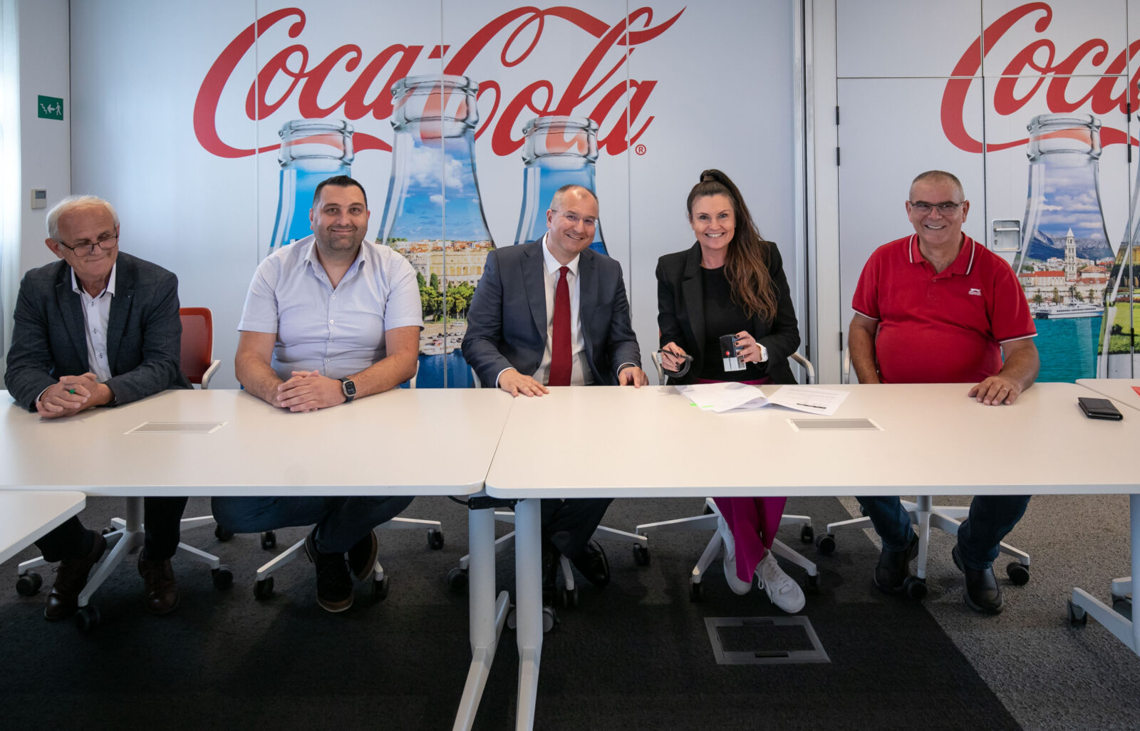 Coca-Cola HBC Hrvatska potpisala je dopunu kolektivnog ugovora sa sindikatima; s lijeva na desno – Ivan Majdak, Serđo Popović, Dimitris Rompis, Sanda Marelić i Dubravko Desović