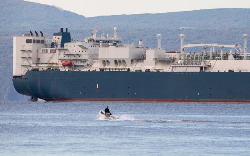 Brod LNG Croatia se vrnil iz Turčije z novim modulom, kar je povečalo zmogljivost za 50 odstotkov