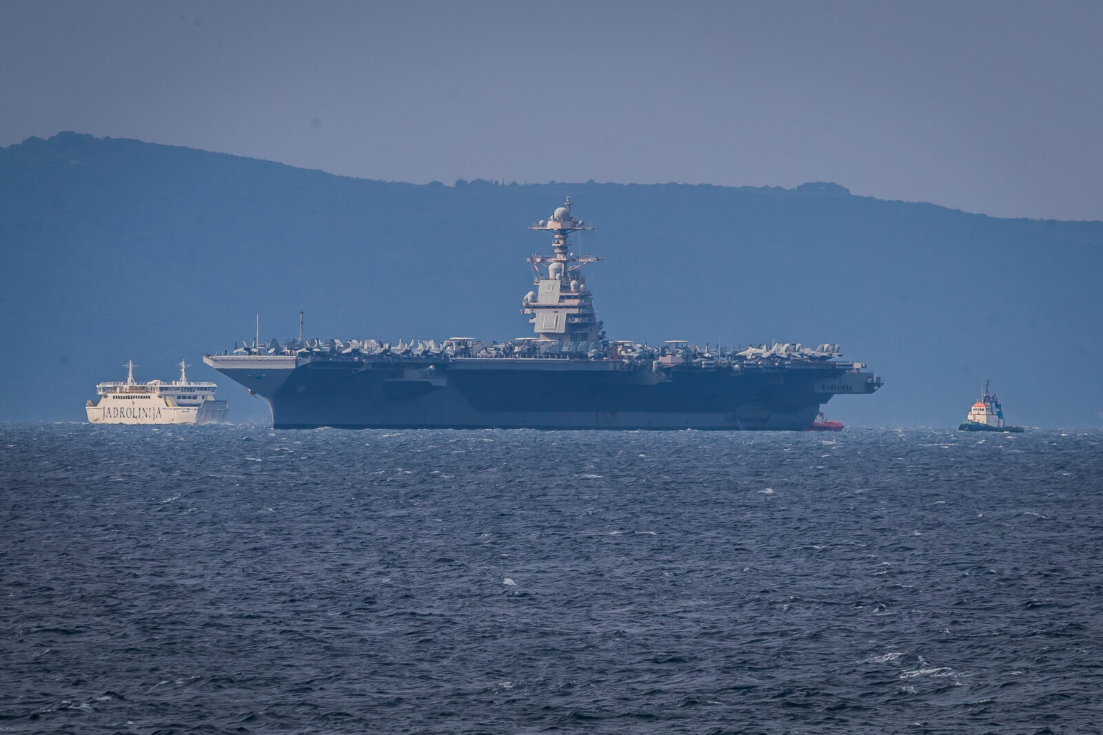 Najveći ratni brod ikada sagrađen, USS Gerald R. Ford, uplovio ispred Splita