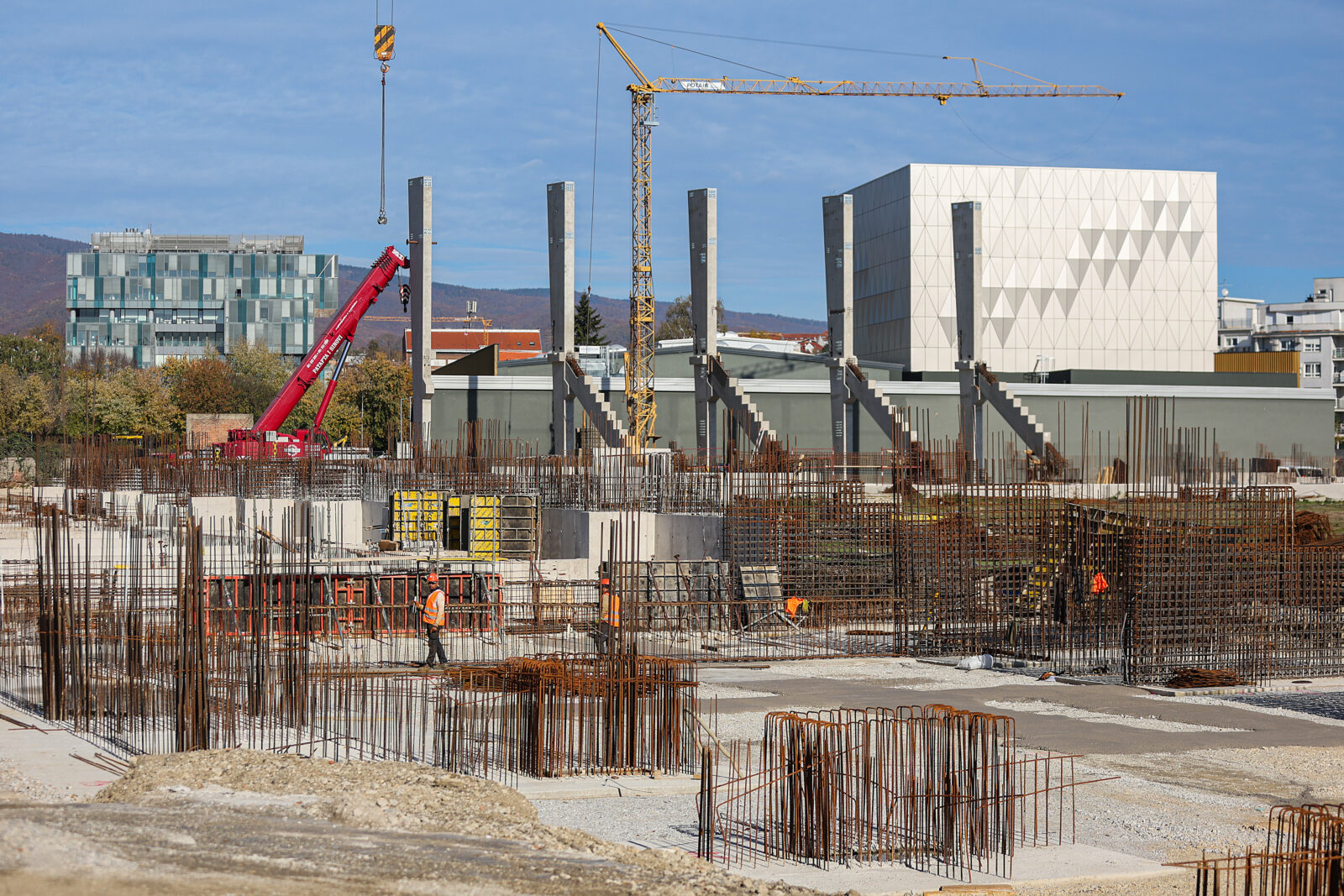 Postavljen peti nosivi stup za sjevernu tribinu na stadionu u Kranjčevićevoj