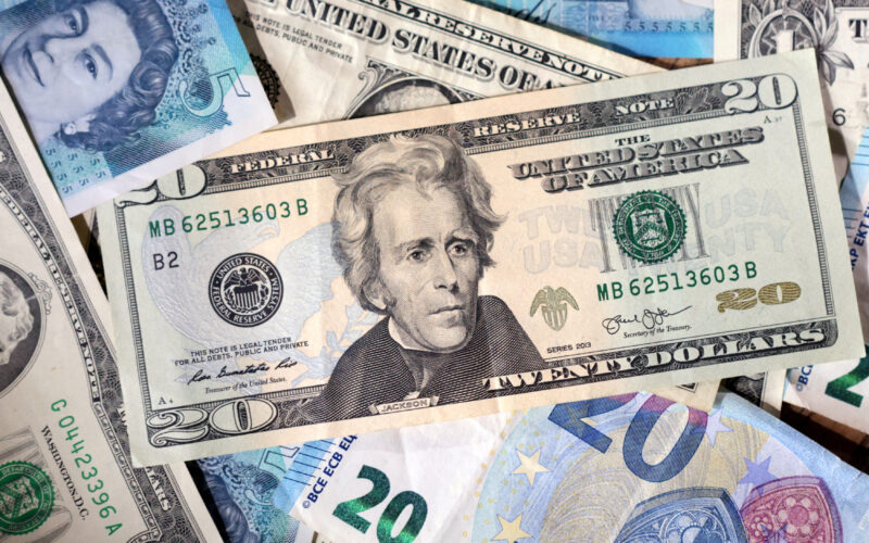 Dolar oslabio nakon dvotjednog rasta, ulagači traže sigurnija utočišta