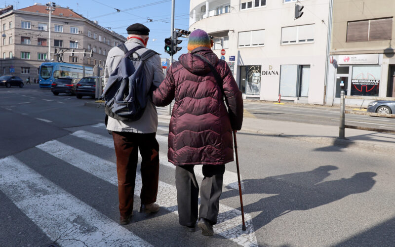 Potražnja za domovima za starije raste, kronično nedostaje njegovatelja