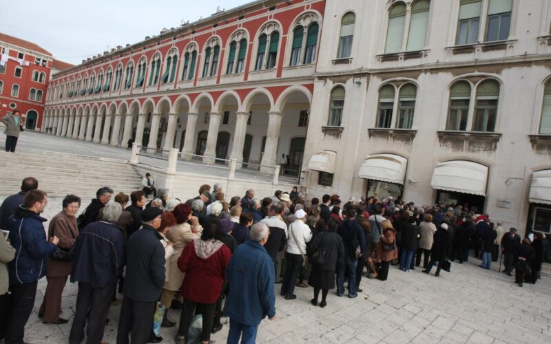 Iznosi veći nego prošle godine: Evo gdje će božićnice biti i do 600 eura, ali radovati se mogu i drugi