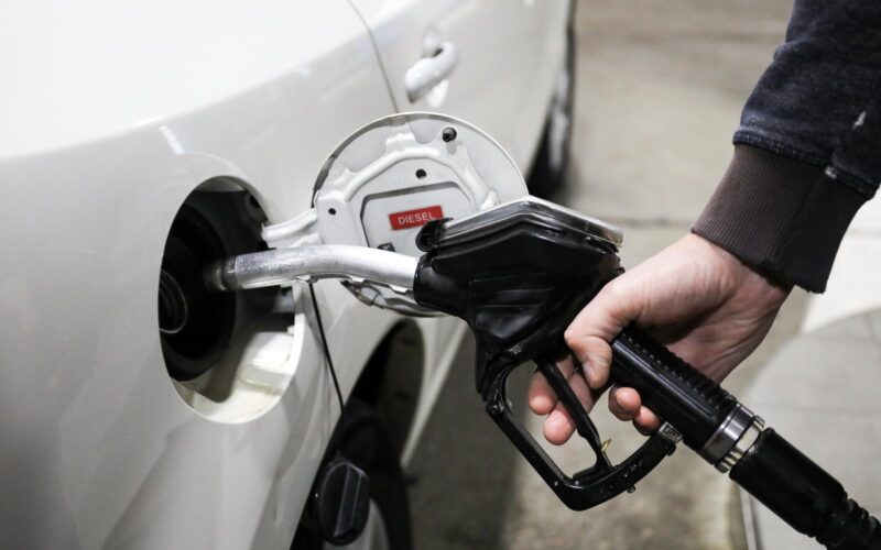 Benzin pojeftinio, na nekim lokacijama spremnik goriva jeftiniji gotovo 15 eura: Što pokazuje tržište?