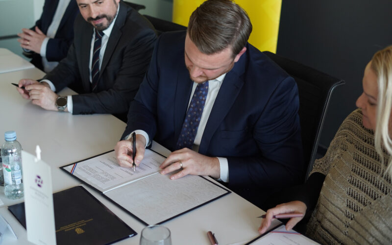 Državljani v prvem krogu za državne obveznice vplačali skoraj milijardo evrov