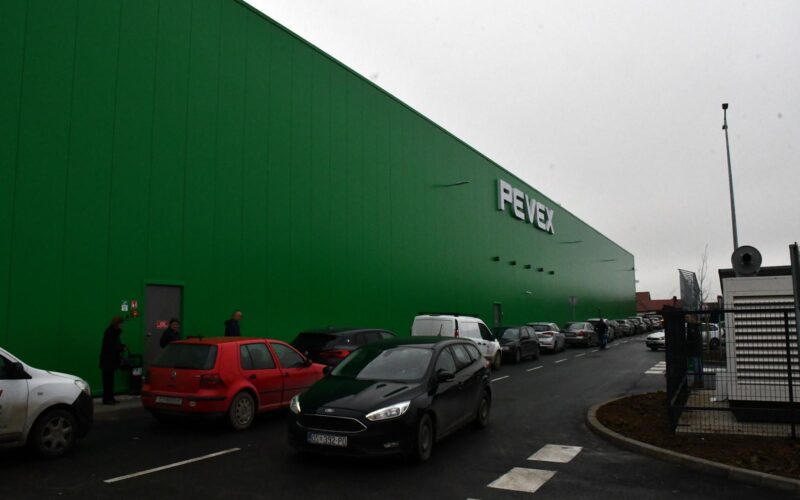 FOTO: Pevex otvorio prodajni centar u Đakovu, investicija veća od devet milijuna eura