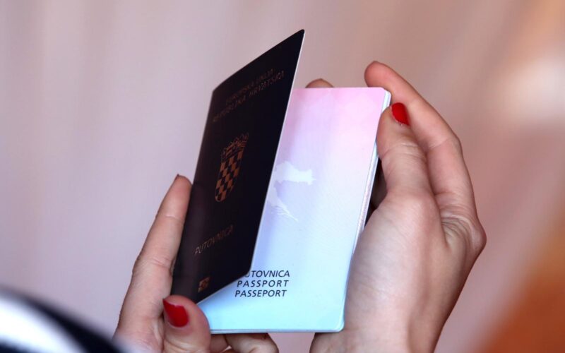 Hrvatska napredovala na listi najjačih putovnica na svijetu, evo gdje se sada nalazi