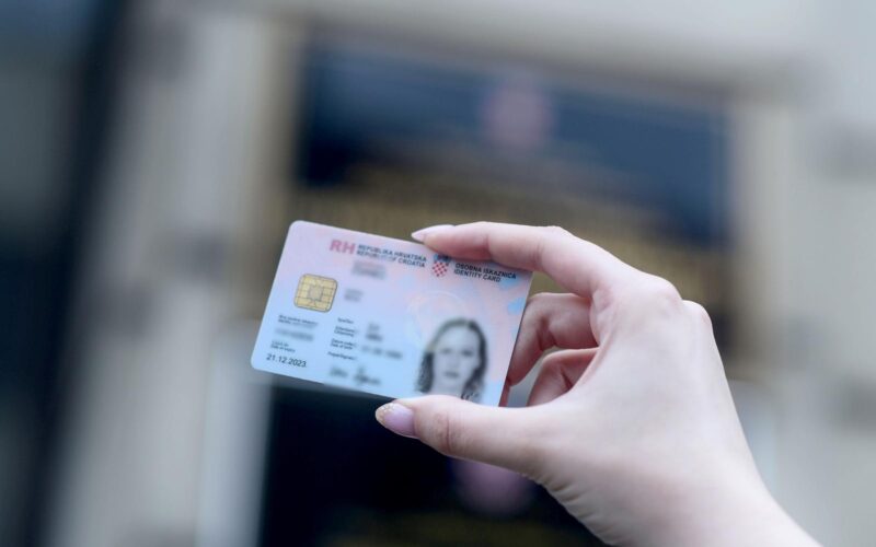 MUP poslao važnu obavijest: Tisuće građana morat će hitno zamijeniti svoje osobne iskaznice