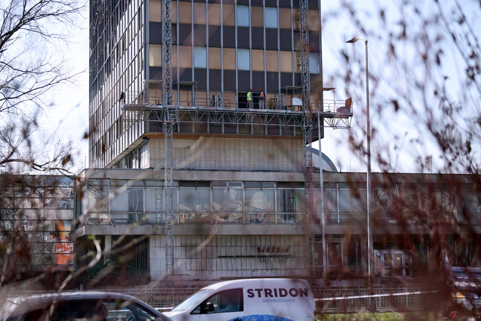Zagreb: Postavljena dizalica na zgradu Vjesnika na kojoj traju pripreme za rušenje
