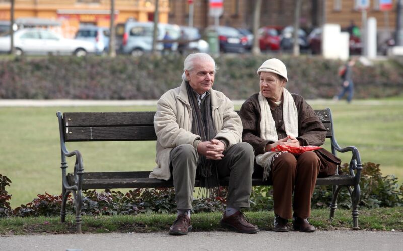 Dio umirovljenika dobit će novčanu pomoć i uskrsnicu: Evo koliko će im ‘sjesti’