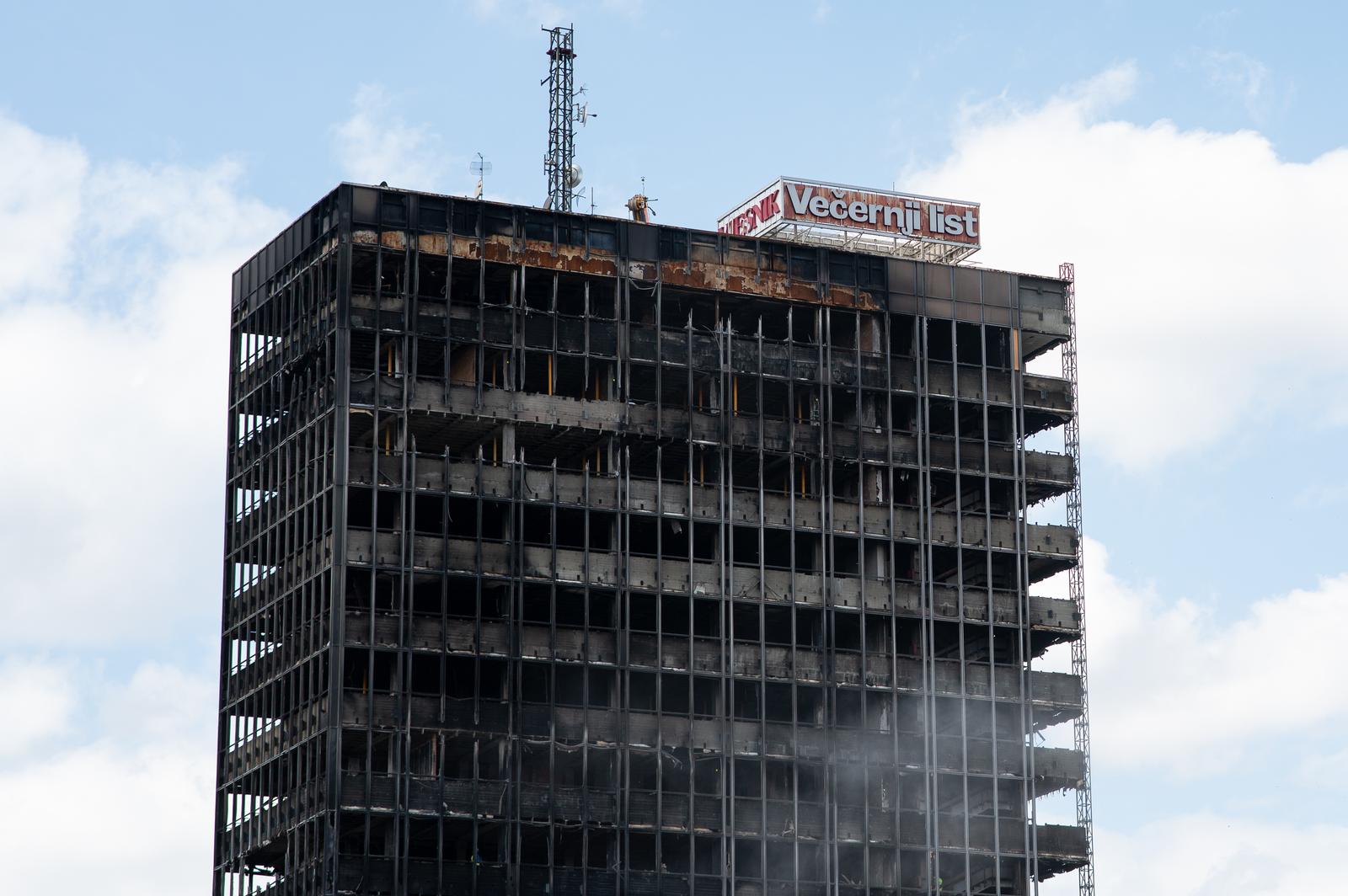 Zagreb: Radnici u zaštitnim odjelima nastavili s pripremama za rušenje Vjenikova nebodera