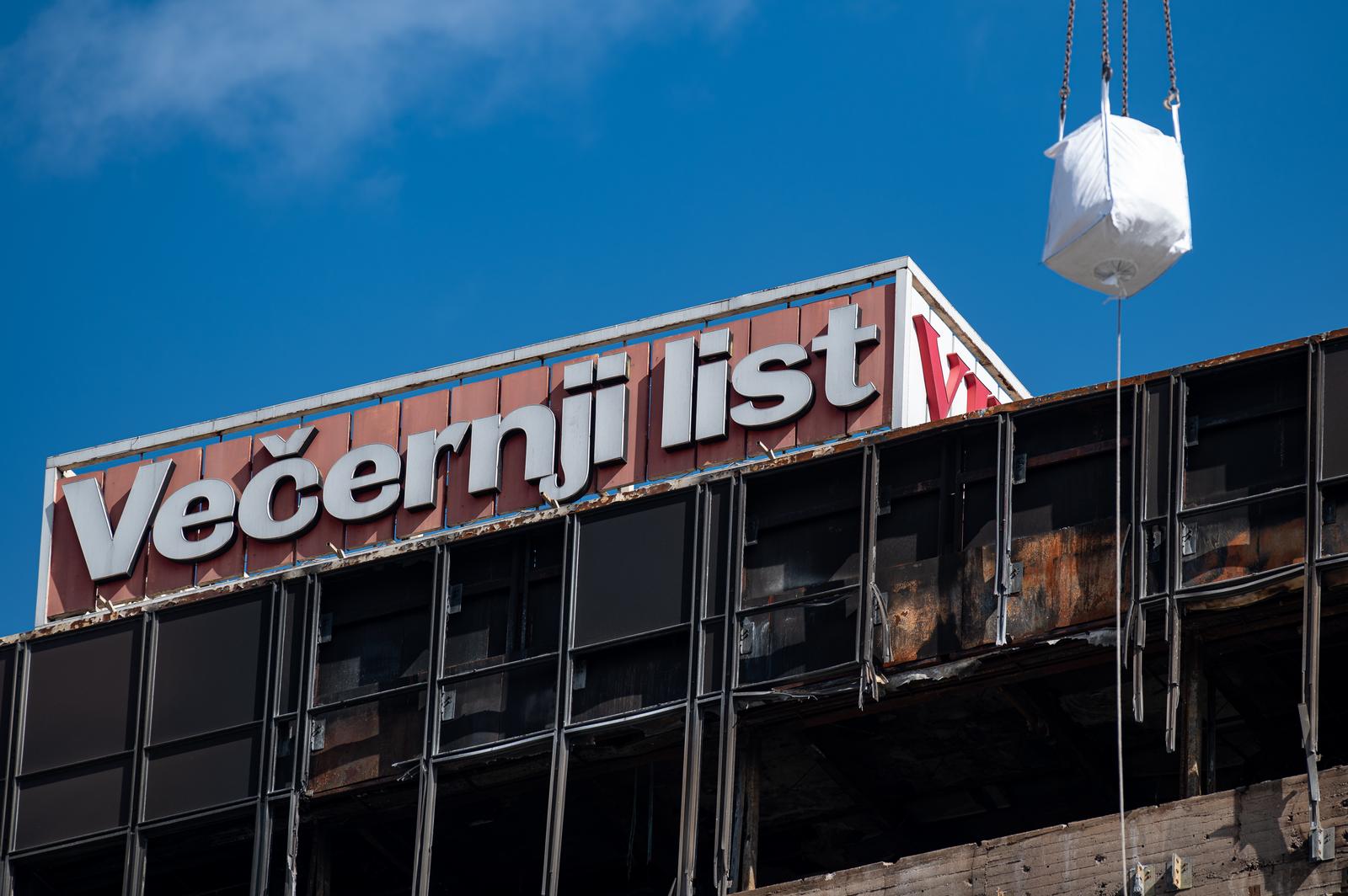 Zagreb: Radnici u zaštitnim odjelima nastavili s pripremama za rušenje Vjenikova nebodera