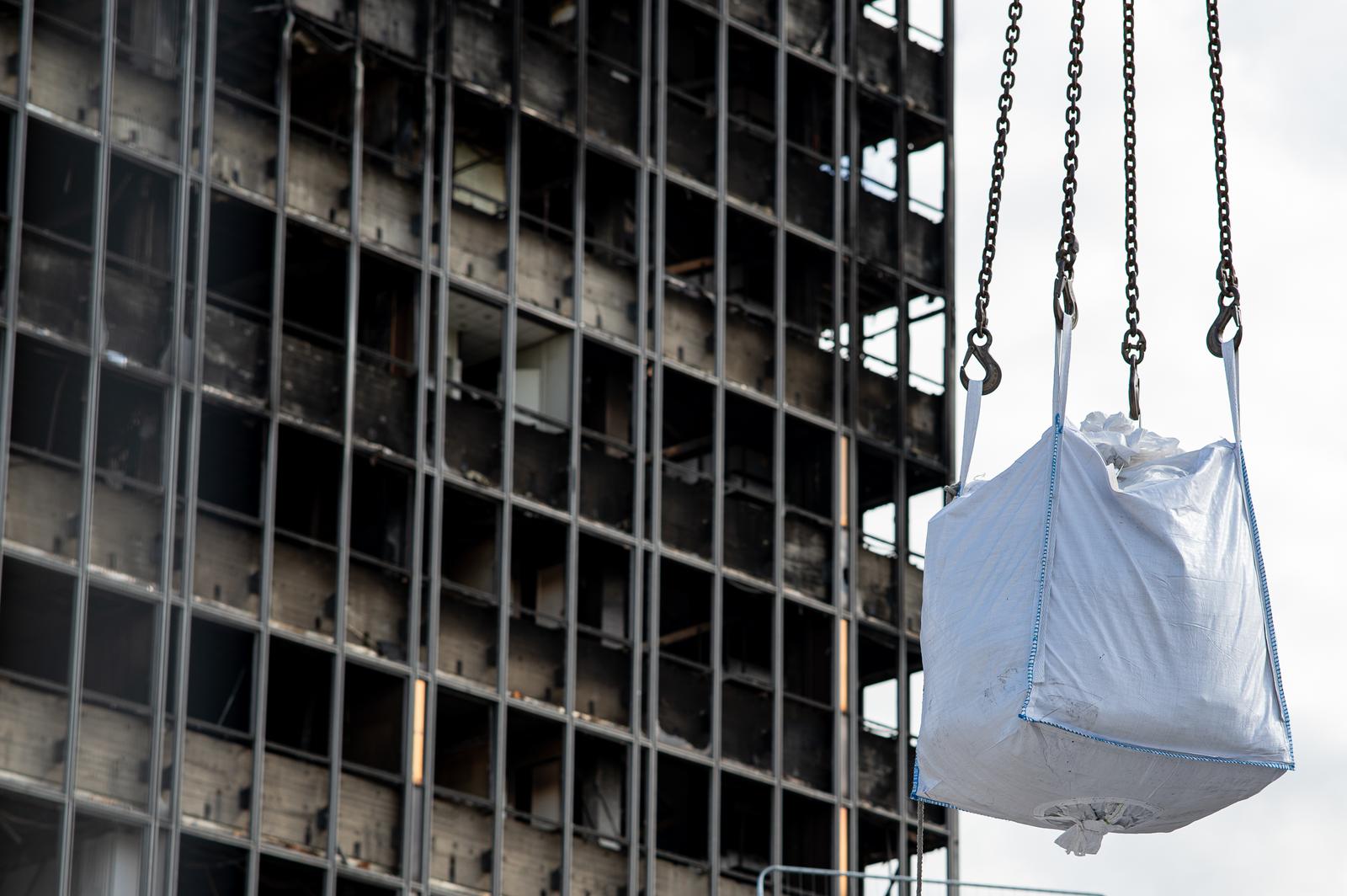 Zagreb: Radnici u zaštitnim odjelima nastavili s pripremama za rušenje Vjenikova nebodera