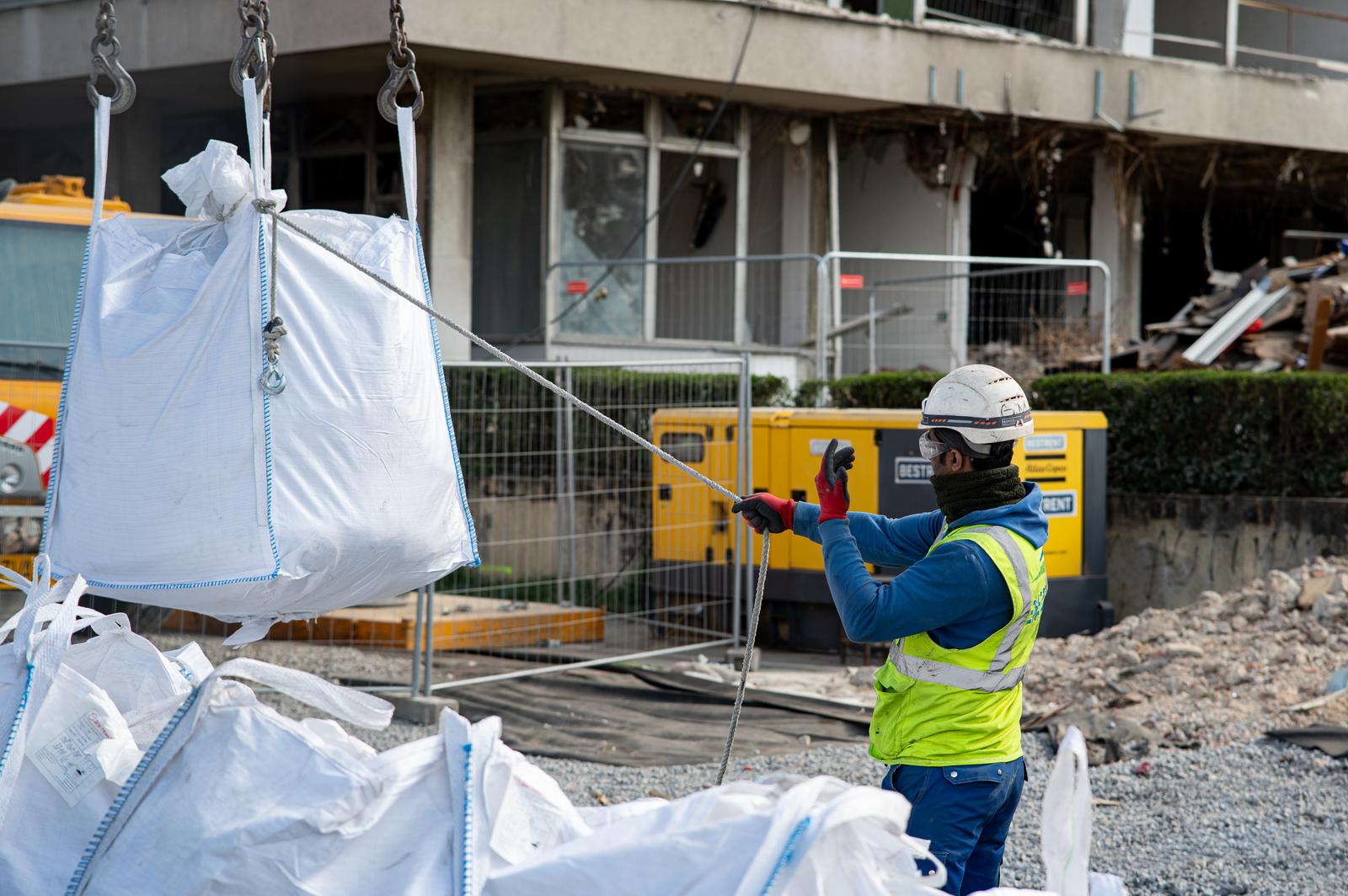 Zagreb: Radnici u zaštitnim odjelima nastavili s pripremama za rušenje Vjenikova nebodera