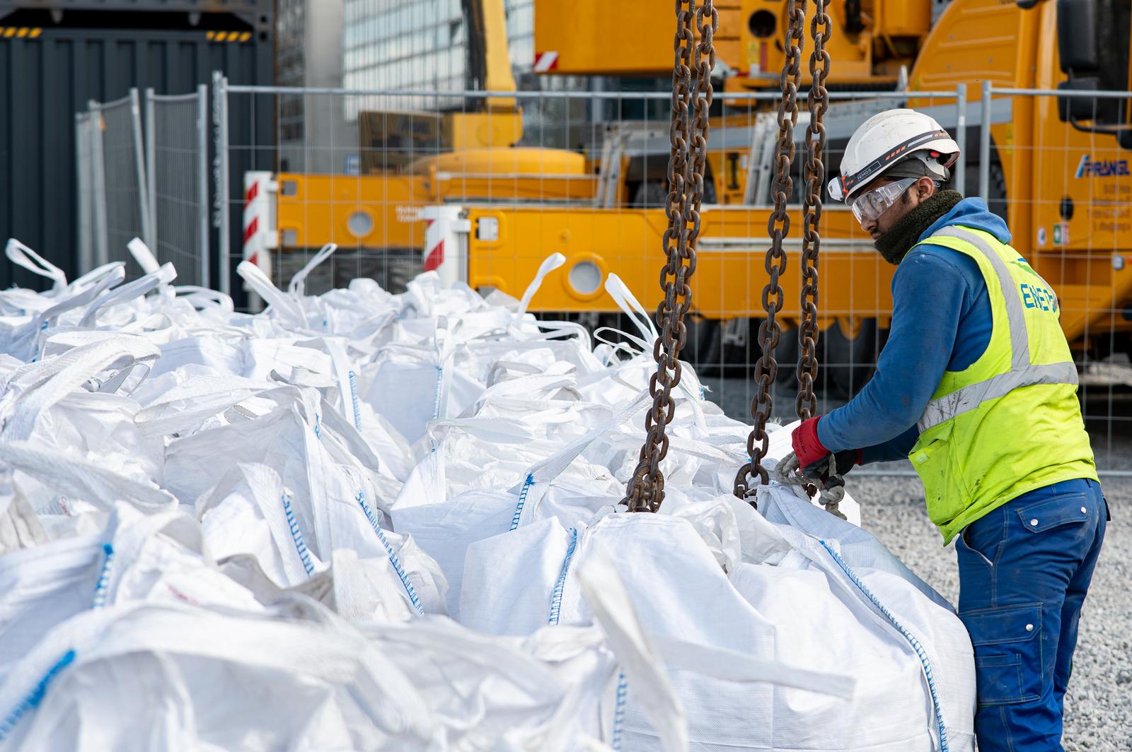 Zagreb: Radnici u zaštitnim odjelima nastavili s pripremama za rušenje Vjenikova nebodera