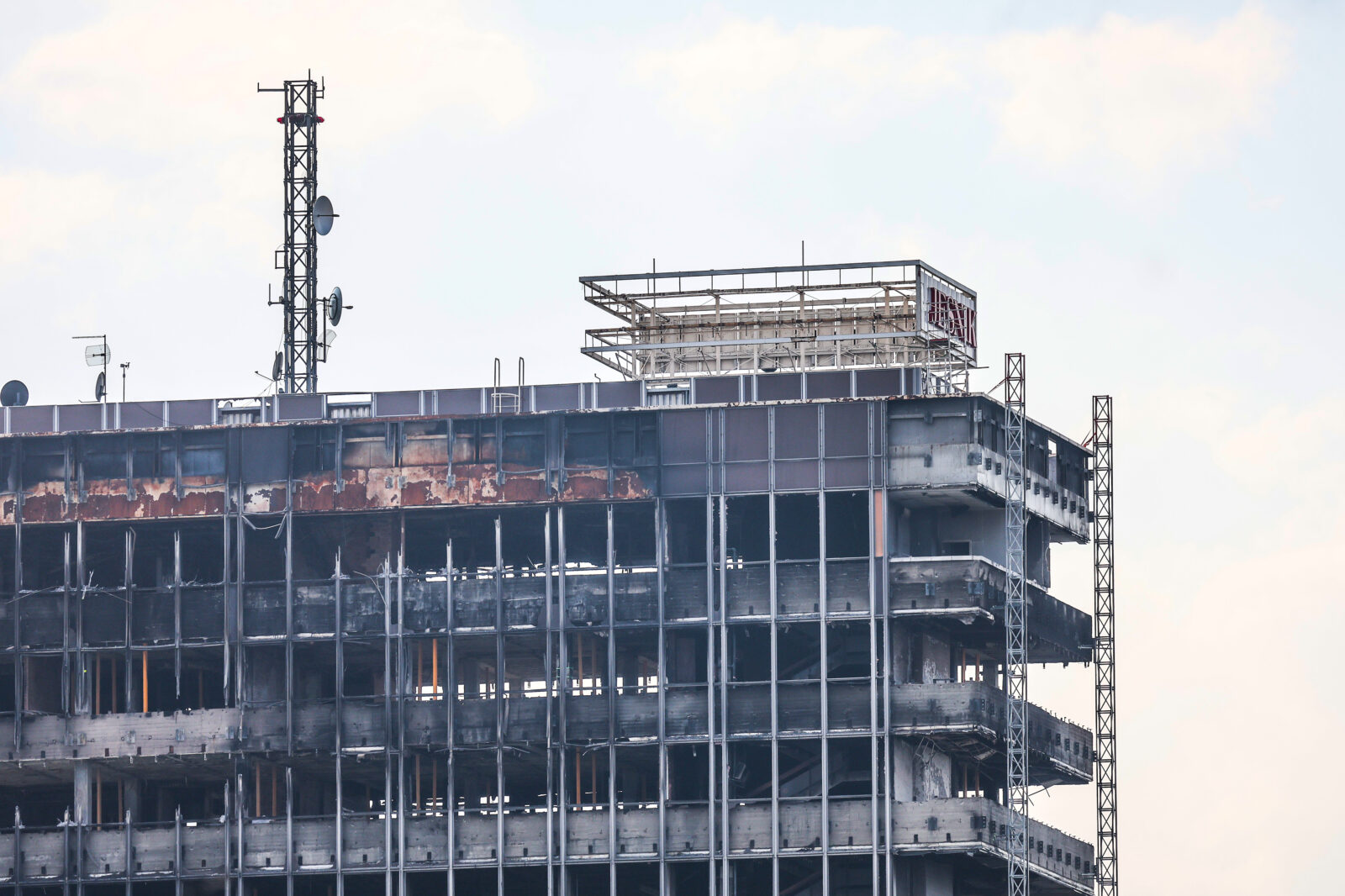 Zagreb:  Počelo uklanjanje natpisa s vrha Vjesnikovog nebodera