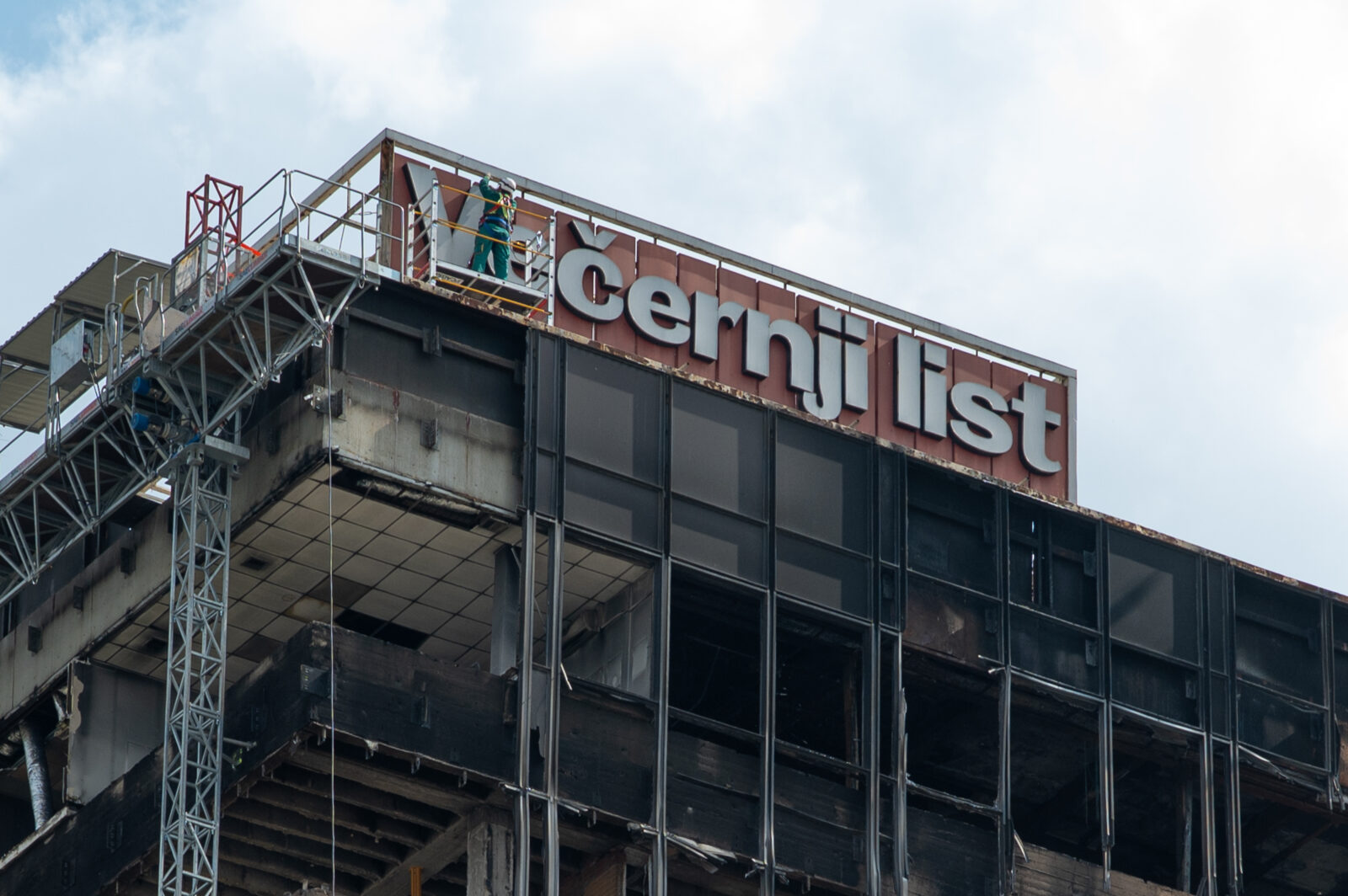 Zagreb: Uklanjanje natpisa Večernji list sa zgrade Vjesnika