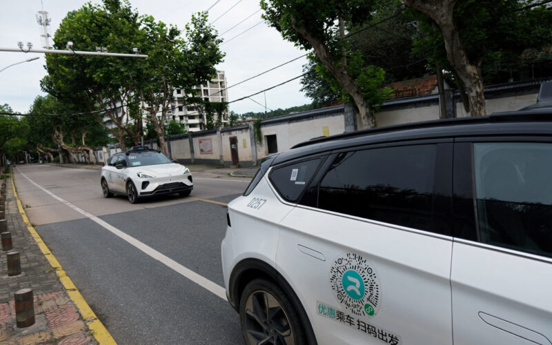 Zbog kvara na sustavu robotaksiji stali nasred prometnica