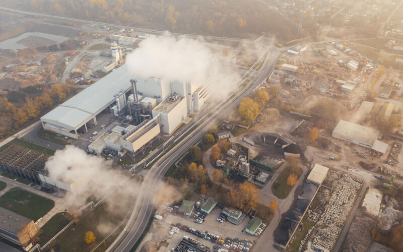 Hrvatska bilježi prosječnu godišnju emisiju stakleničkih plinova od 9,7 tona CO2 ekvivalenta po stanovniku, što je nešto iznad EU prosjeka