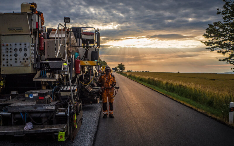 Revolucionarna tehnologija koja smanjuje emisije pri popravcima cesta do 70 %