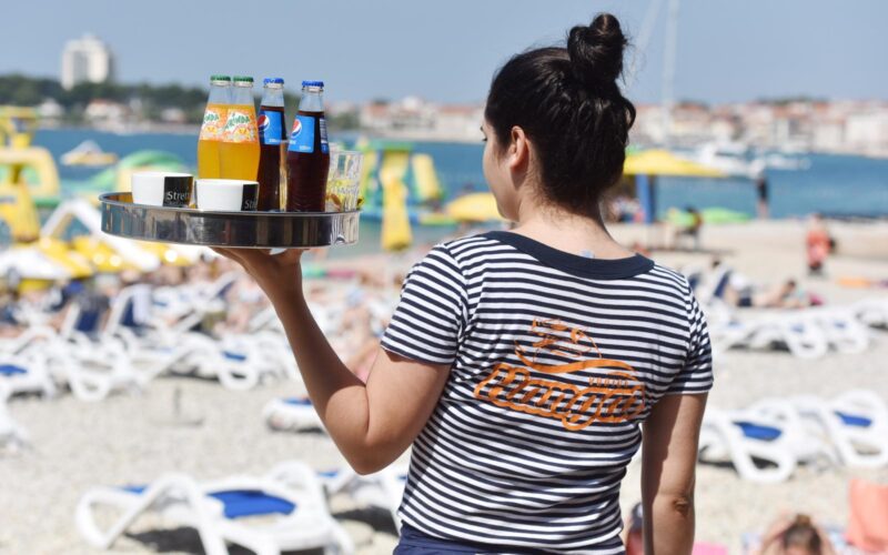 Koliko su plaćeni pojedini poslovi u Hrvatskoj? Konobarica otkrila: “Dobijem 2.700 eura s bakšom”