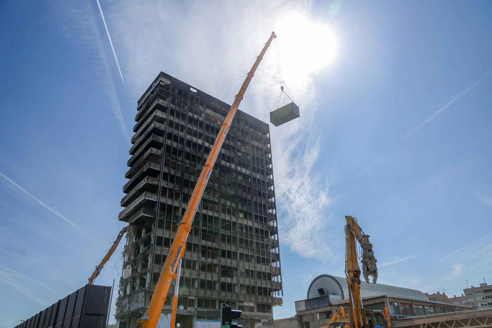 Zagreb:  Počelo uklanjanje dijela katova zgrade Vjesnika