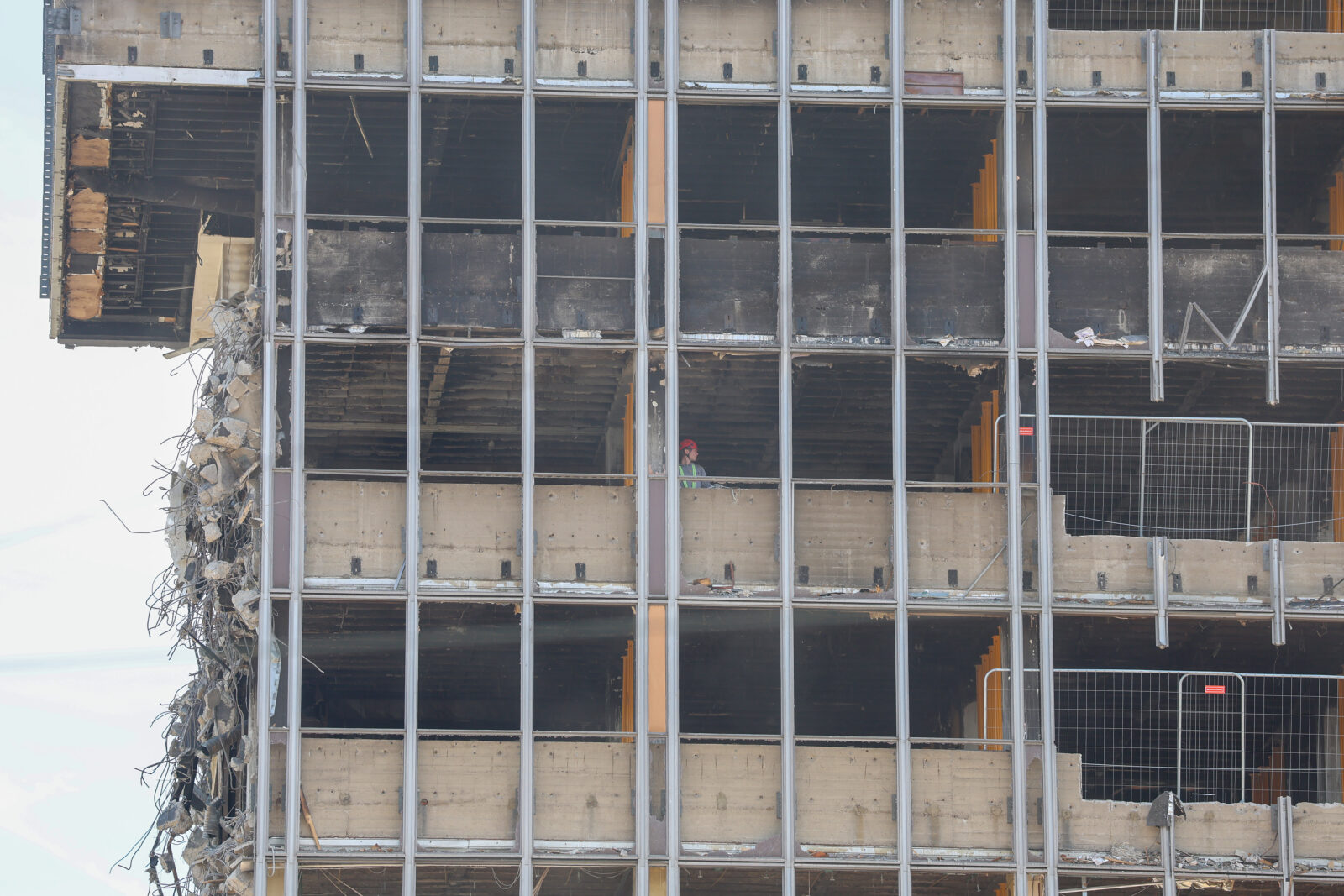 Zagreb:  Počelo uklanjanje dijela katova zgrade Vjesnika