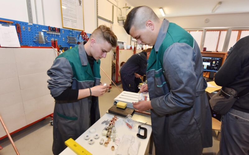 Umjetna inteligencija gasi uredske poslove: Zanati postaju najsigurniji ulog u budućnost