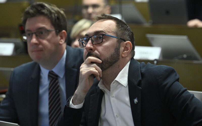 Tomaševića optužila da zapošljava po stranačkoj pripadnosti, on joj odgovorio: “I vaš suprug je zaposlen u gradskoj upravi”