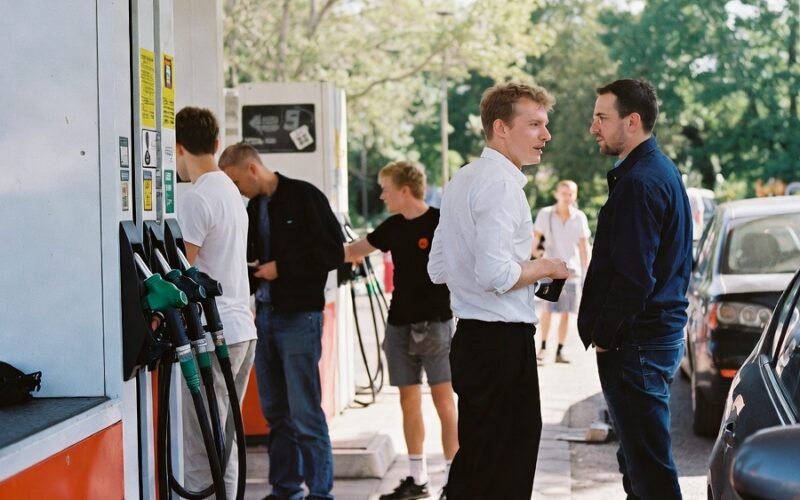 ‘Uživajte u trenutačnim cijenama na benzinskim pumpama…’
