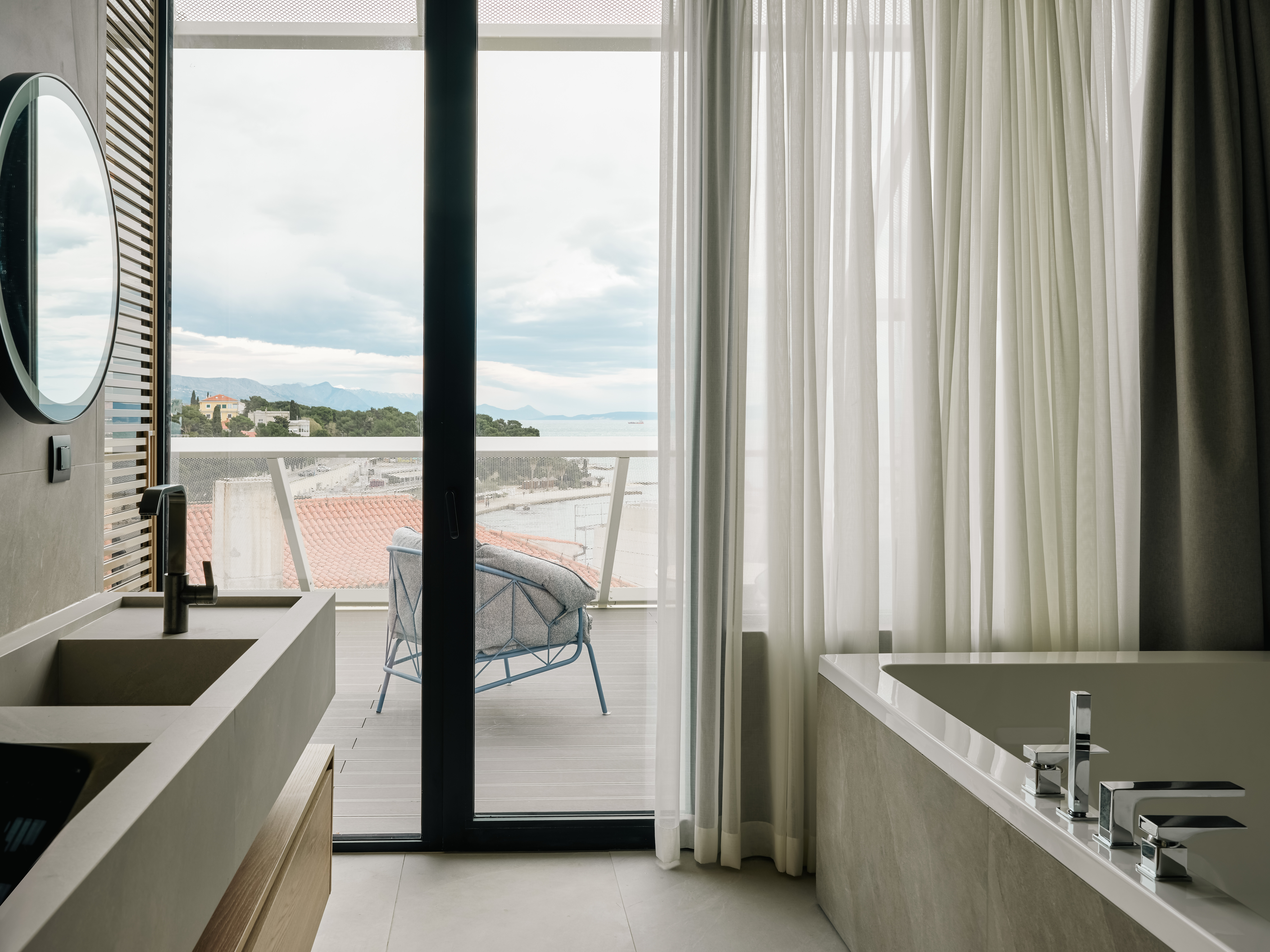 501_Signature_Suite_King_Balcony_5