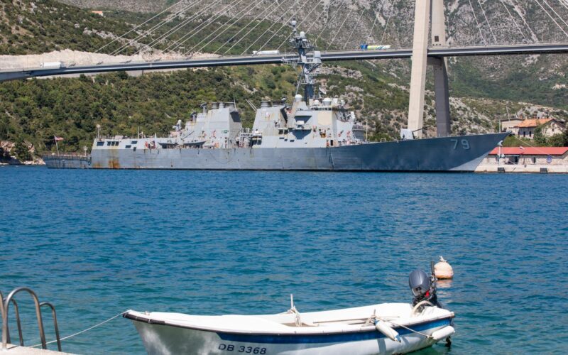 FOTO: Američki razarač ‘USS Oscar Austin’ koji je srušio iransku raketu uplovio u Dubrovnik, poznat je i razlog