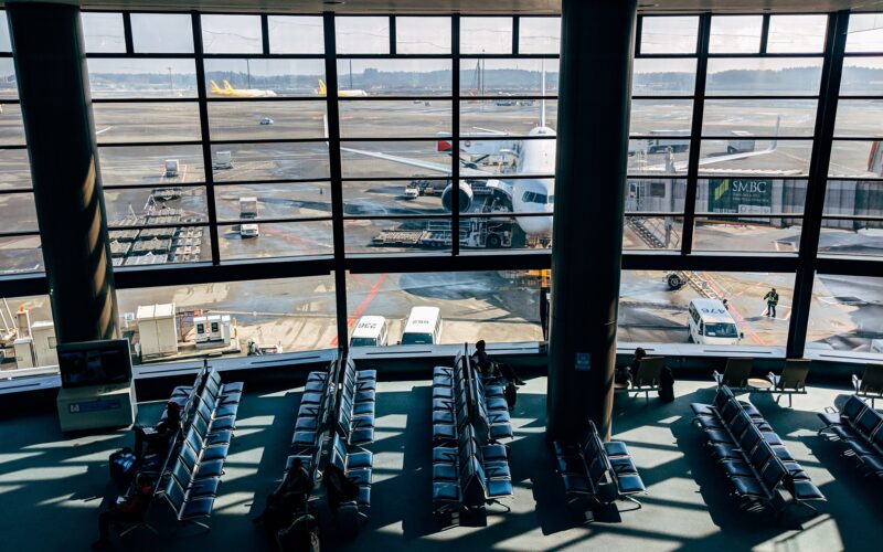 Zarađuje milijarde na alkoholu u zrakoplovu, a traži da zabrane piće na aerodromu