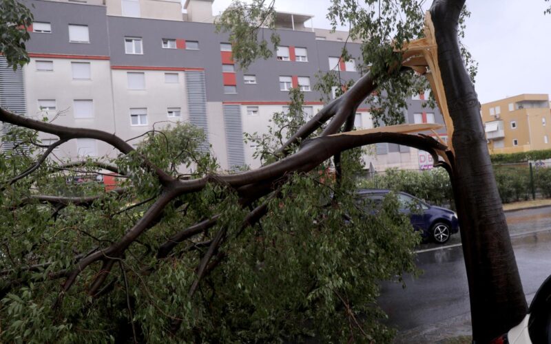 Nevrijeme vam je uništilo auto? Ovo je detaljan vodič kako naplatiti štetu, čak i ako nemate kasko