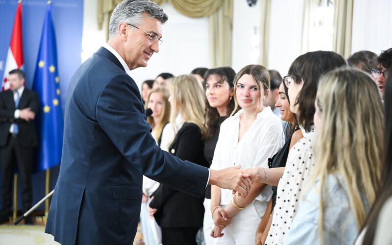 Plenković mladim Hrvatima iz dijaspore: Sve nas je manje, vr