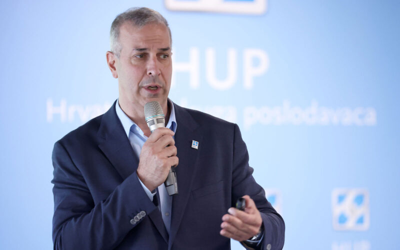 AI utječe na juniorske pozicije, no zaposlenih u ICT-u sve je više