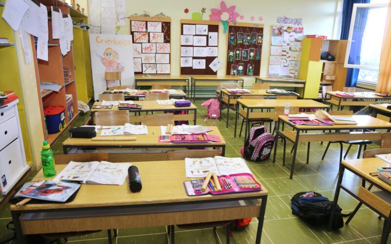 Poznato tko ima pravo na besplatne udžbenike i puni trošak prijevoza