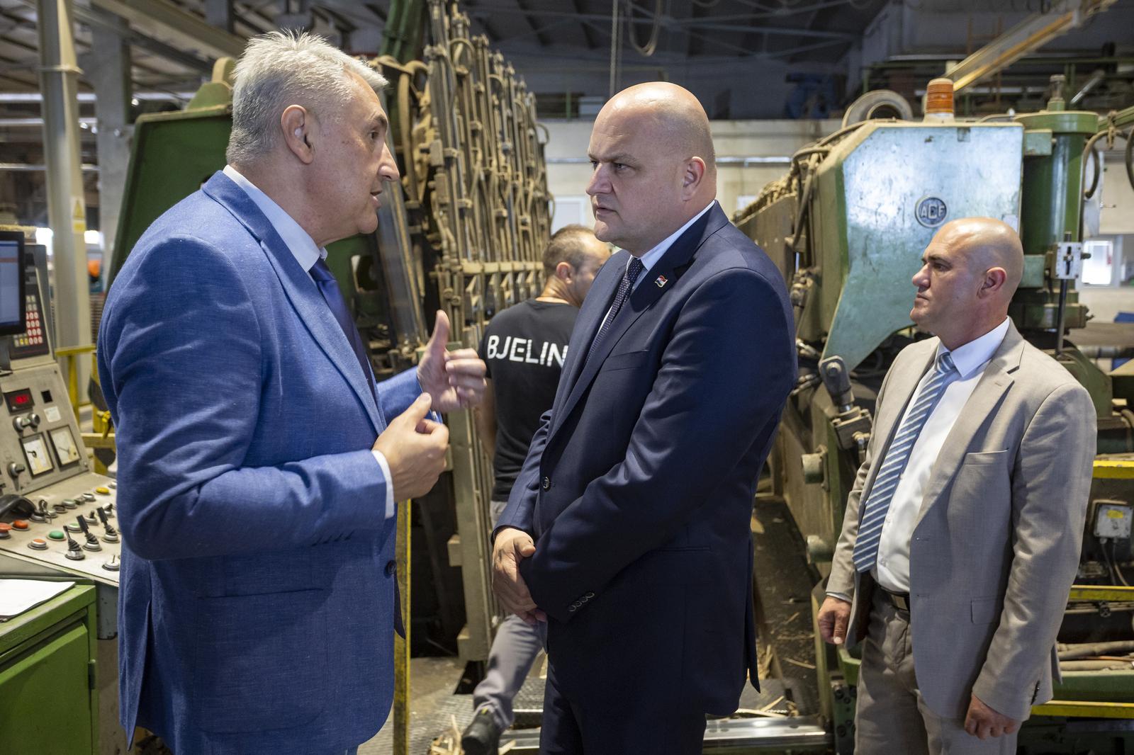 Josip Dabro uz ministra Šušnjaru u posjeti  tvornici furnira Bjelin Industries d.o.o