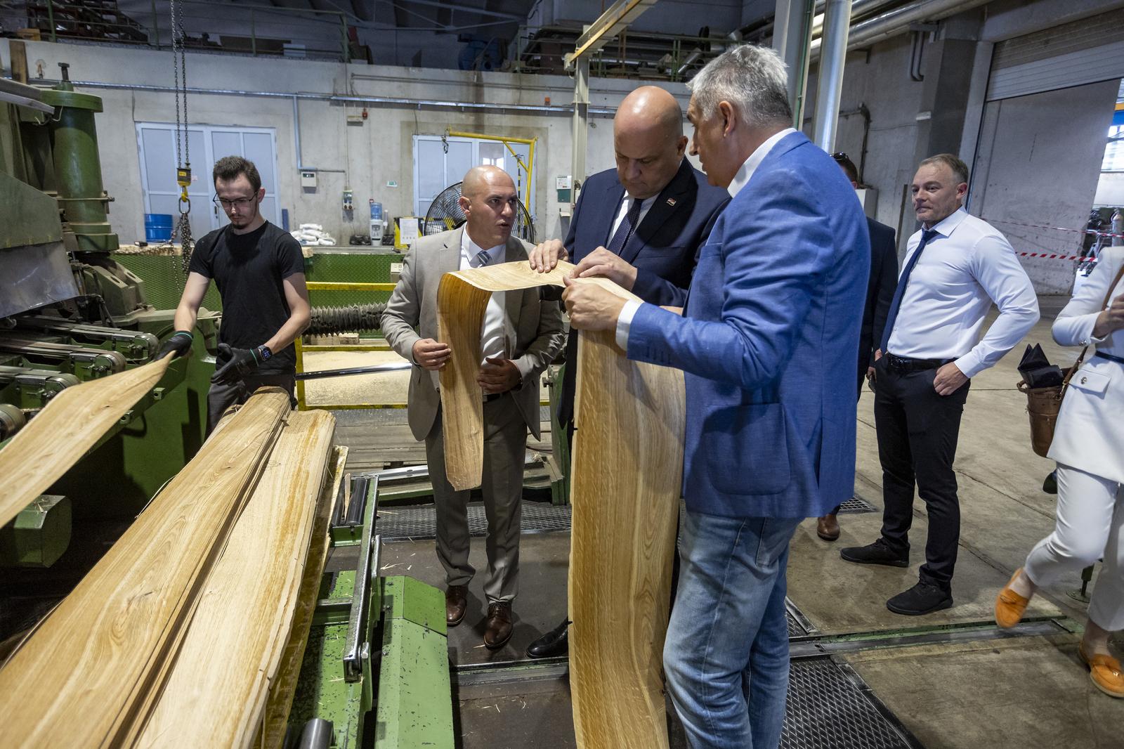 Otok: Posjet ministra gospodarstva Ante Šušnjara tvornici furnira Bjelin Industries d.o.o