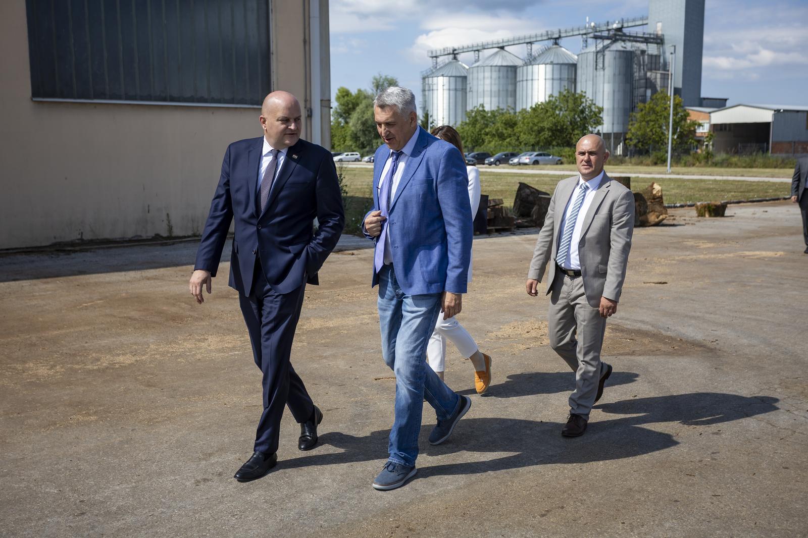 Josip Dabro uz ministra Šušnjaru u posjeti  tvornici furnira Bjelin Industries d.o.o