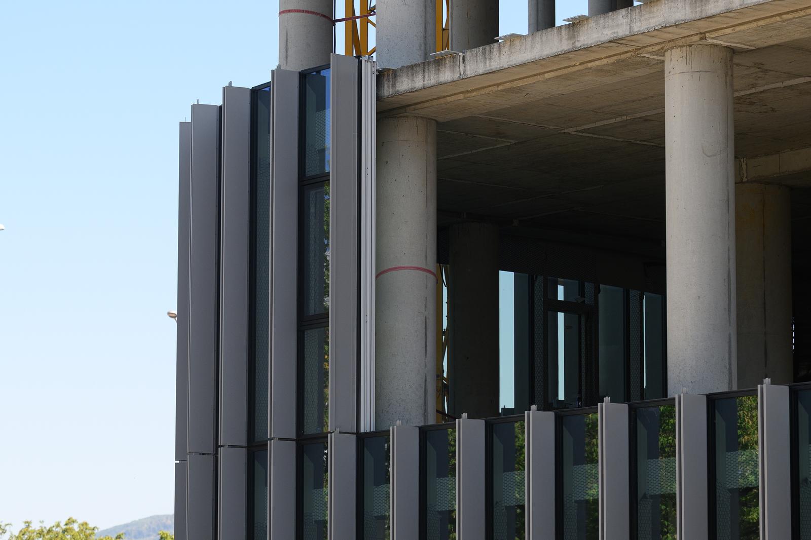 Zagreb: Nakon više desetljeća čekanja napokon počeli radovi, nedovršena zgrada postaje CapriCo Tower
