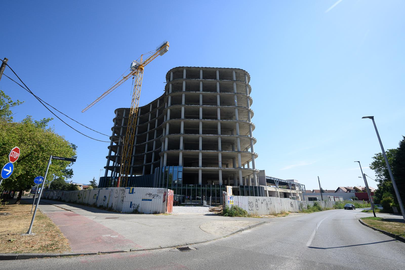 Zagreb: Nakon više desetljeća čekanja napokon počeli radovi, nedovršena zgrada postaje CapriCo Tower